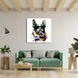 Tableau d'un bouledogue avec des lunettes et un cigare dans un style pop art , accroché au-dessus d'un canapé vert avec 2 tabourets d'appoint en bois avec 2 plantes vertes et une table basse en bois