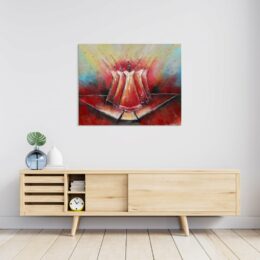 Tableau de silhouette sur un podium levant les bras dans des tons rouges, jaunes, accroché au-dessus d'un meuble en bois avec des portes coulissantes et des petites étagéres, un vase bleu transparent avec une tige verte sur la gauche