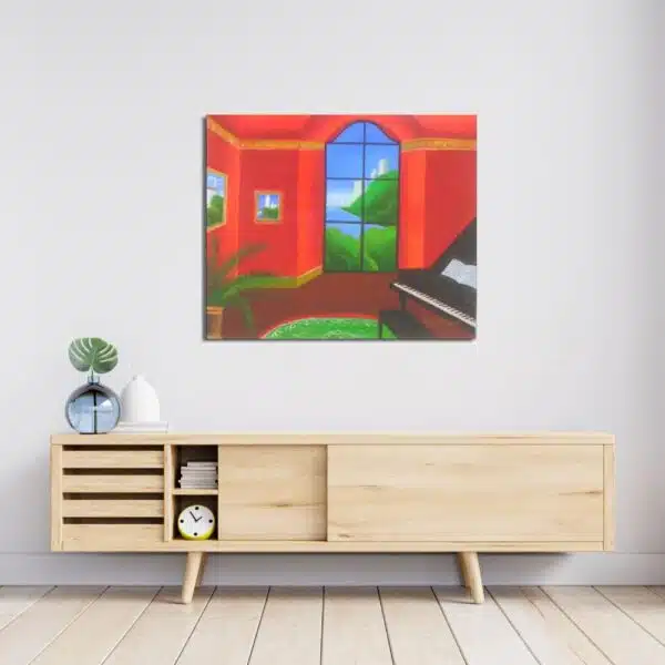 Tableau représentant une pièce de vie avec un piano, un tapis vert, une plante verte sur la gauche, les murs sont rouges avec une grande fenêtre vue sur un jardin et des cadres , accroché au-dessus d'un meuble en bois clair avec des portes coulissantes, un vase bleu transparent avec une tige verte