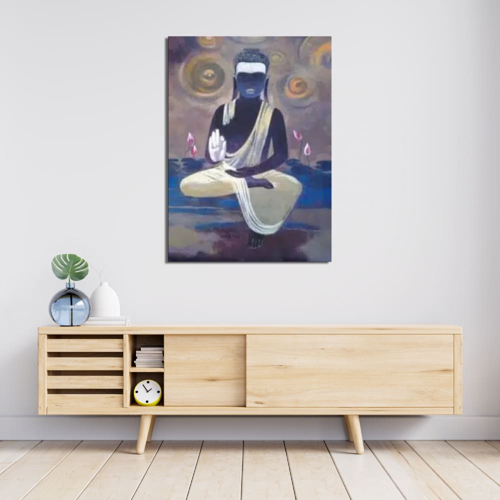 Peinture bouddha bleu Tableau bouddha assis en tailleur avec un voile beige sur couleurs tons bleu, au-dessus d'un meuble en bois clair avec un vase bleu transparent et une plante