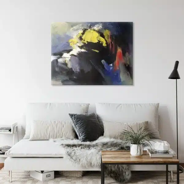 tableau abstrait noir gros jaune dans une pièce à vivre moderne aux tons gris et noirs.