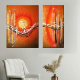 Tableau diptyque contemporain orange accroché sur un mur avec une chaise et une vase dans une maison.
