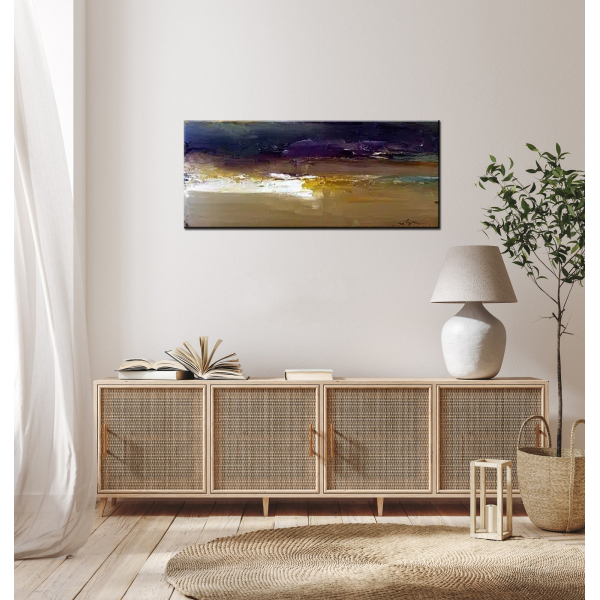 Tableau panoramique abstrait violet marron. Bonne qualité, très original, accrochée sur un mur au-dessus d'une table avec une veilleuse au-dessus dans une maison.