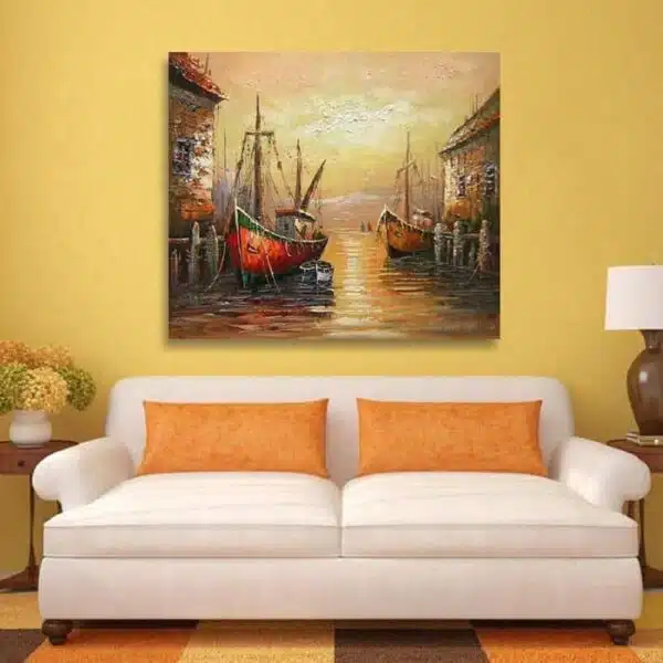 Tableau bateau port de pêche au coucher de soleil. Peinture sur toile. Accrochée sur un mur avec un canapé dans une maison