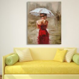 Tableau d'une femme de dos en robe rouge avec un parapluie blanc, accroché au-dessus d'un canapé jaune.