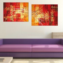 Tableau diptyque contemporain rouge or accroché sur un mur avec un canapé dans une maison