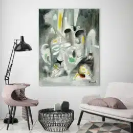 Peinture abstraite grise et verte. Tableau gris vert huile sur toile. Accrochée sur un mur avec un canapé et une table basse dans une maison