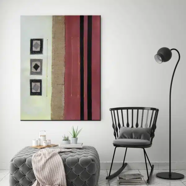 Peinture abstraite parme gris. Accrochée sur un mur avec un canapé dans une maison