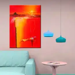 Peinture abstraite moderne jaune et rouge. Accrochée sur un mur avec un canapé dans une maison