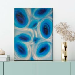 Peinture abstraite bleue rouille moderne. Bonne qualité, accrochée sur un mur, au-dessus d'une table dans une maison