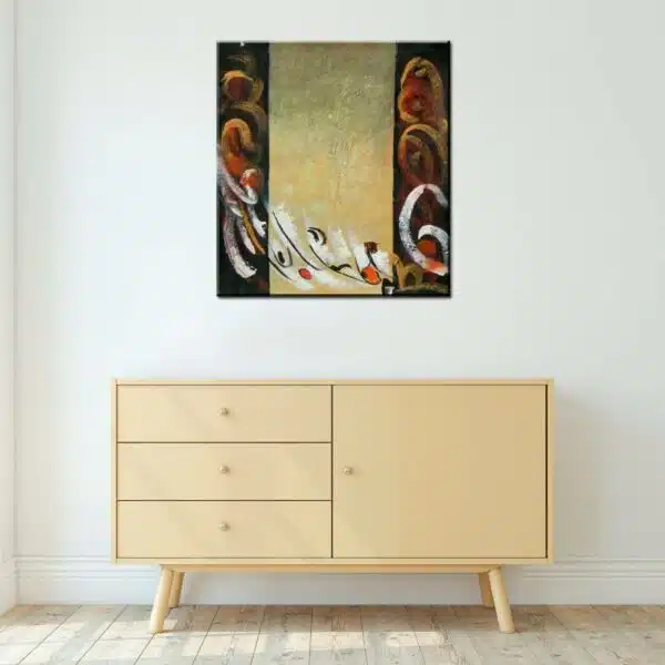 Peinture abstraite beige marron blanc, accrochée sur un mur au-dessus d'une table dans une maison