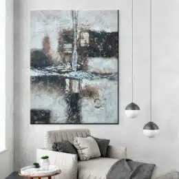 Peinture abstraite grise. Bonne qualité, original, accrochée sur un mur au-dessus d'une chaise dans un salon
