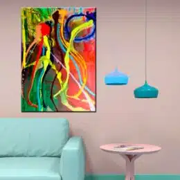 Peinture abstraite multicolore. Bonne qualité, original, accrochée sur un mur au-dessus d'un canapé et une table dans un salon