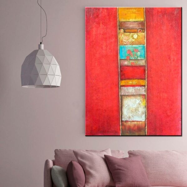 Peinture abstraite rouge moderne. Bonne qualité et à la mode, accrochée sur un mur au-dessus d'un canapé dans une maison.