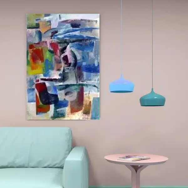 Peinture abstraite gris bleue. Accrochée sur un mur avec un canapé et une table dans une maison