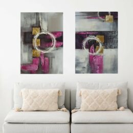 Tableau diptyque abstrait gris mauve accroché sur un mur avec un canapé dans un salon
