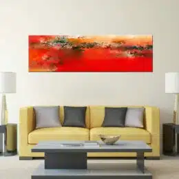 Tableau panoramique peinture abstraite rouge, accroché sur un mur avec un canapé et une table basse dans une maison