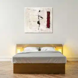 Peinture abstraite sur toile silhouette, accrochée sur un mur avec un lit dans une maison