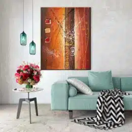 Peinture abstraite marron bordeaux. Bonne qualité et à la mode accrochée sur un mur au dessus d'un canapé et une table avec une vase et un bouquet de fleur dans une maison.