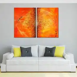 Tableau diptyque abstrait orange accroché sur un mur dans une maison