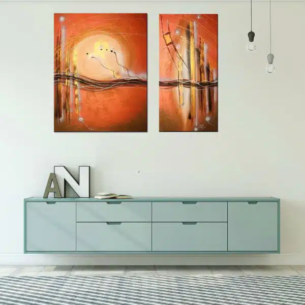 Tableau diptique abstrait orange accroché sur un mur avec une table télé dans une maison