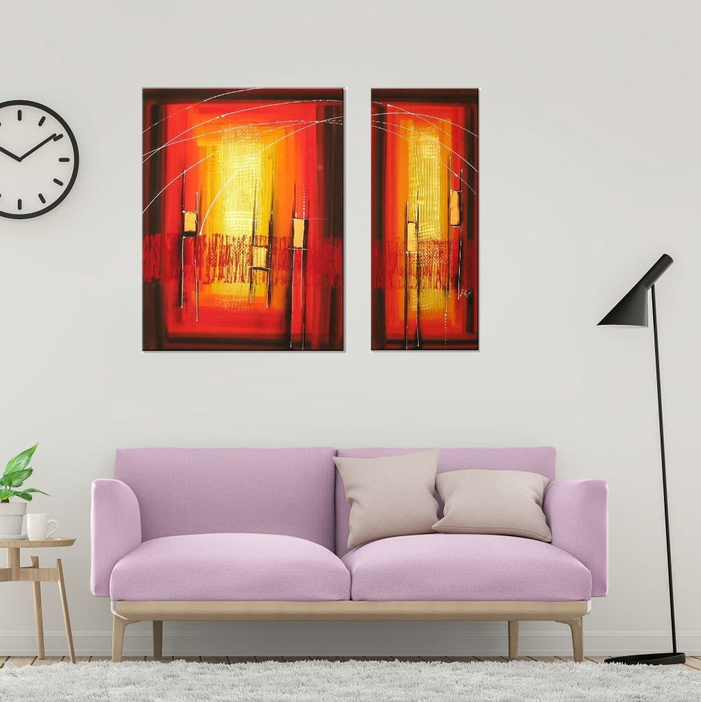 Diptyque contemporain jaune orange rouge Tableau dyptique contemporain jaune orange rouge accroché sur un mur avec un canapé dans une maison
