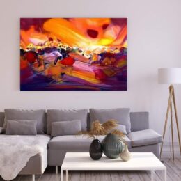 Tableau abstraite mauve jaune orange accroché sur un mur avec un canapé et une table basse dans une maison