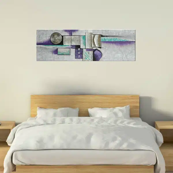 Tableau panoramique gris mauve abstrait. Accroché sur un mur dans une maison