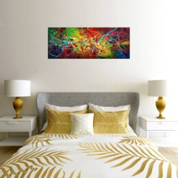 Tableau panoramique multicolore peint sur toile. Accroché sur un mur dans une maison