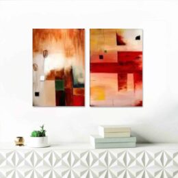Tableau diptique abstrait rouge accroché sur un mur dans une maison