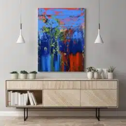 Peinture abstraite bleue moderne. Accrochée sur un mur dans un salon