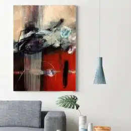 Peinture abstraite moderne rouge et noire accrochée sur un mur avec un canapé ddans un salon