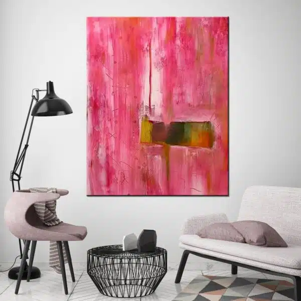 Tableau rose peinture abstraite moderne. Accrochée sur un mur avec un canapé et une table basse dans un salon