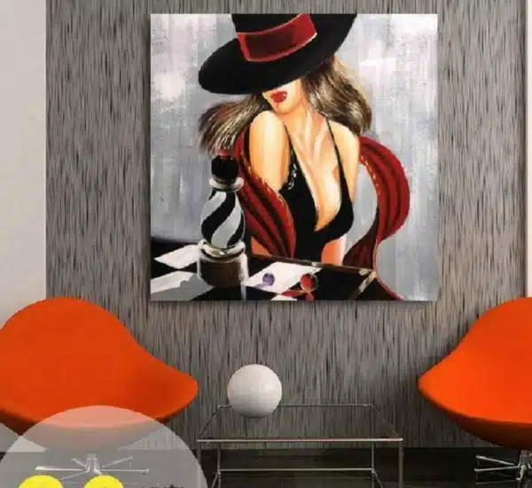 Peinture femme moderne au chapeau, séductrice. Accrochée sur un mur avec deux chaises dans un salon