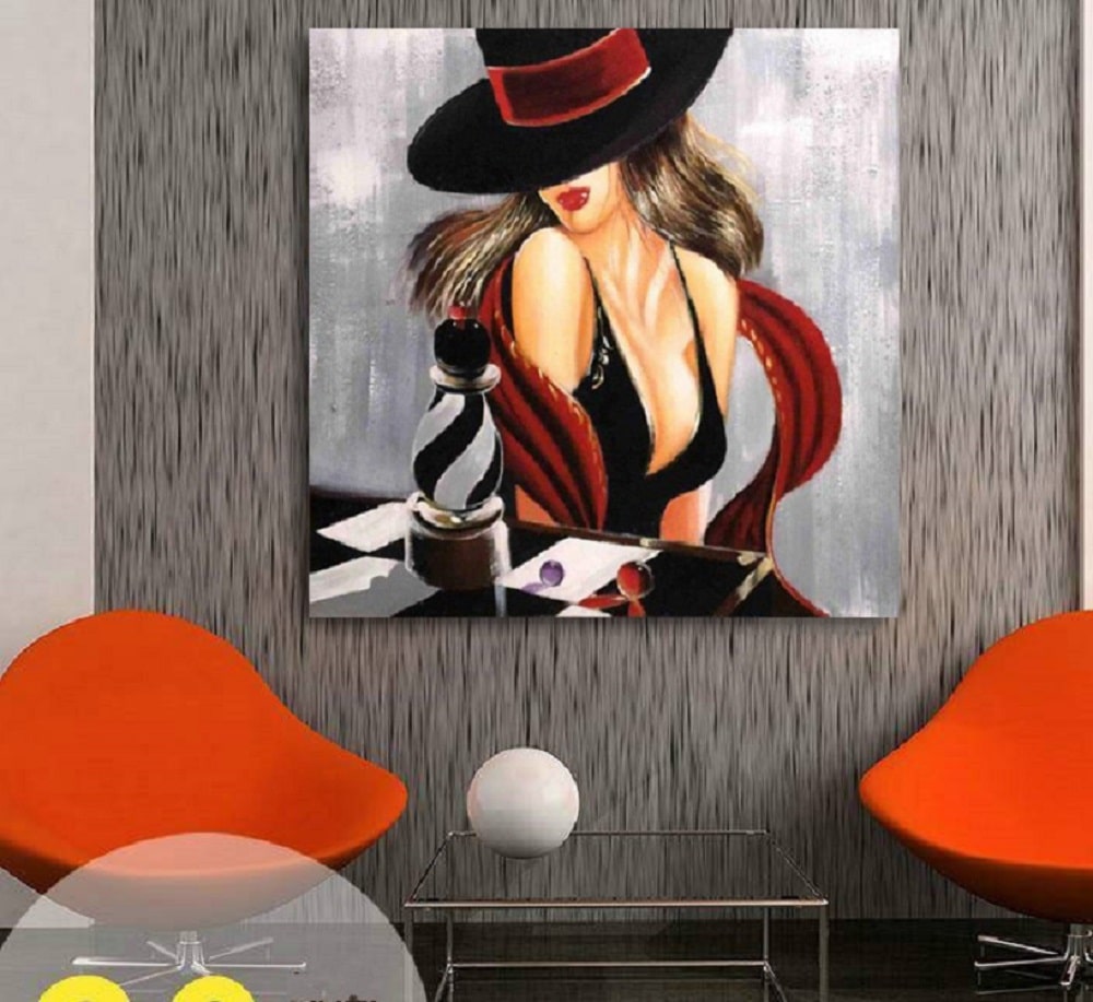 Peinture femme moderne au chapeau Peinture femme moderne au chapeau, séductrice. Accrochée sur un mur avec deux chaises dans un salon
