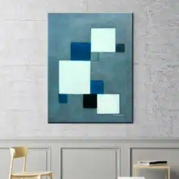 Peinture abstraite gris-bleu. Bonne qualité et à la mode accrochée sur un mur au-dessus d'un canapé dans une maison