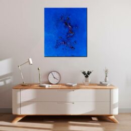 Tableau bleu peinture abstraite.Bonne qualité et à la mode accrochée sur un mur au-dessus d'une table avec une montre dans une maison
