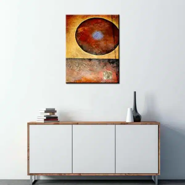 Peinture abstraite lune marron. Bonne qualité et très original, accrochée sur un mur au-dessus d'une table dans une maison.