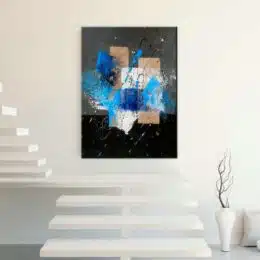 Peinture abstraite moderne gris anthracite et bleue. Bonne qualité et très original, accrochée sur un mur au-dessus d'un escalier dans une maison.
