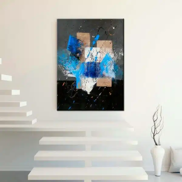 Peinture abstraite moderne gris anthracite et bleue. Bonne qualité et très original, accrochée sur un mur au-dessus d'un escalier dans une maison.