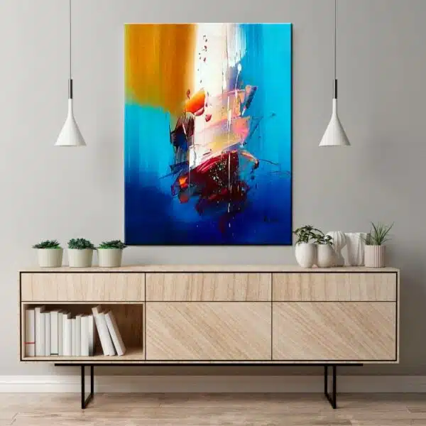 Peinture abstraite bleue moderne.. Bonne qualité et à la mode accrochée sur un mur au-dessus d'une table dans une maison