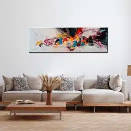Tableau panoramique gris noir multicolore peinture abstraite. Bonne qualité, original, accrochée sur un mur au-dessus d'un canapé et une table basse dans une maison.