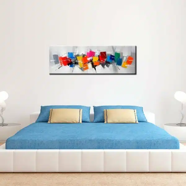 Tableau panoramique abstrait gris et cubes multicolores. Bonne qualité, très original, accrochée sur un mur au-dessus d'un lit dans une maison