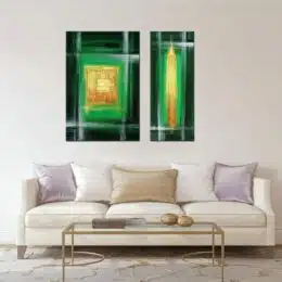 Tableau diptyque abstrait vert or accroché sur un mur avec un canapé dans une maison