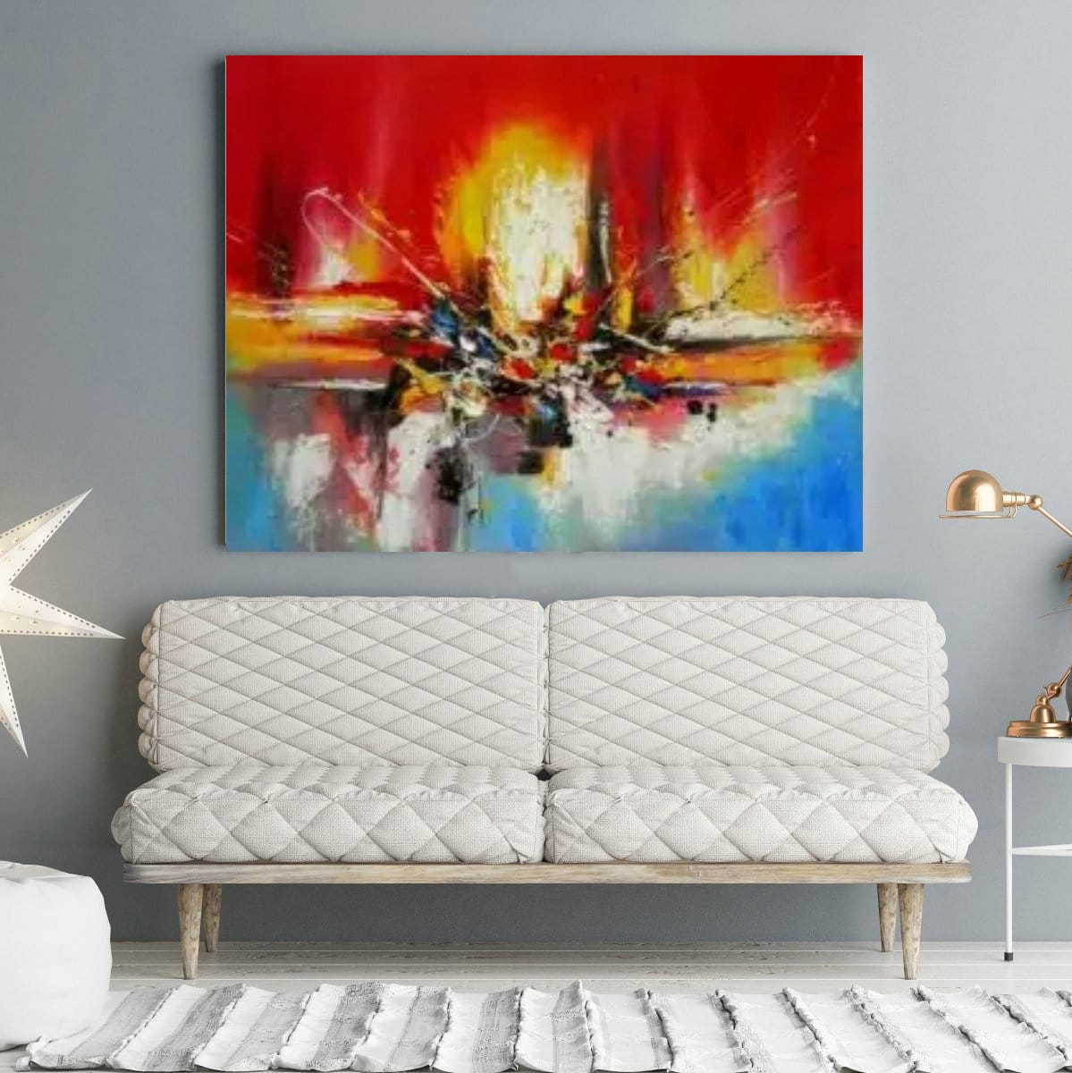 Peinture abstraite rouge jaune bleue Tableau abstraite rouge jaune bleue, accroché sur un mur avec un canapé dans une maison
