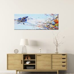 Tableau panoramique abstrait bleu ciel effets multicolores. Accroché sur un mur avec une table dans une maison