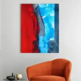 Tableau abstrait rouge bleu ciel accroché sur un mur avec un canapé dans une maison