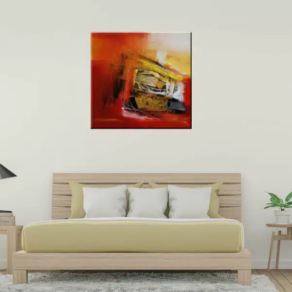 Peinture abstraite sur toile rouge jaune et noire, art-déco, véritable huile sur toile. Accrochée sur un mur avec un canapé dans un salon