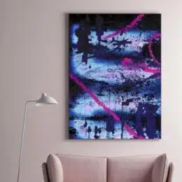 Tableau abstrait bleu violet peinture abstraite. Accrochée sur un mur avec un canapé dans une maison.