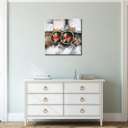 Peinture abstraite gris cercle or, bonne qualité, très original accrochée sur un mur bleu au-dessus d'une table blanc dans une maison